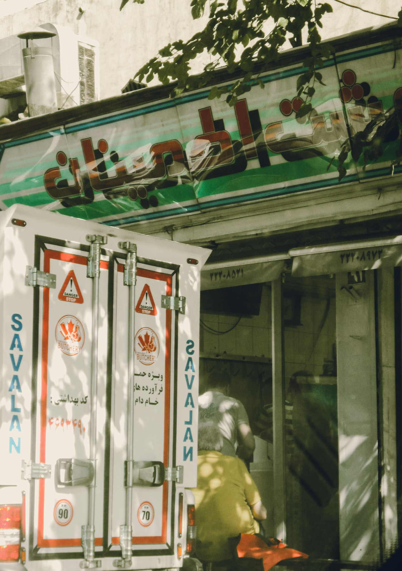 Refrigerated truck for temperature-controlled export cargo